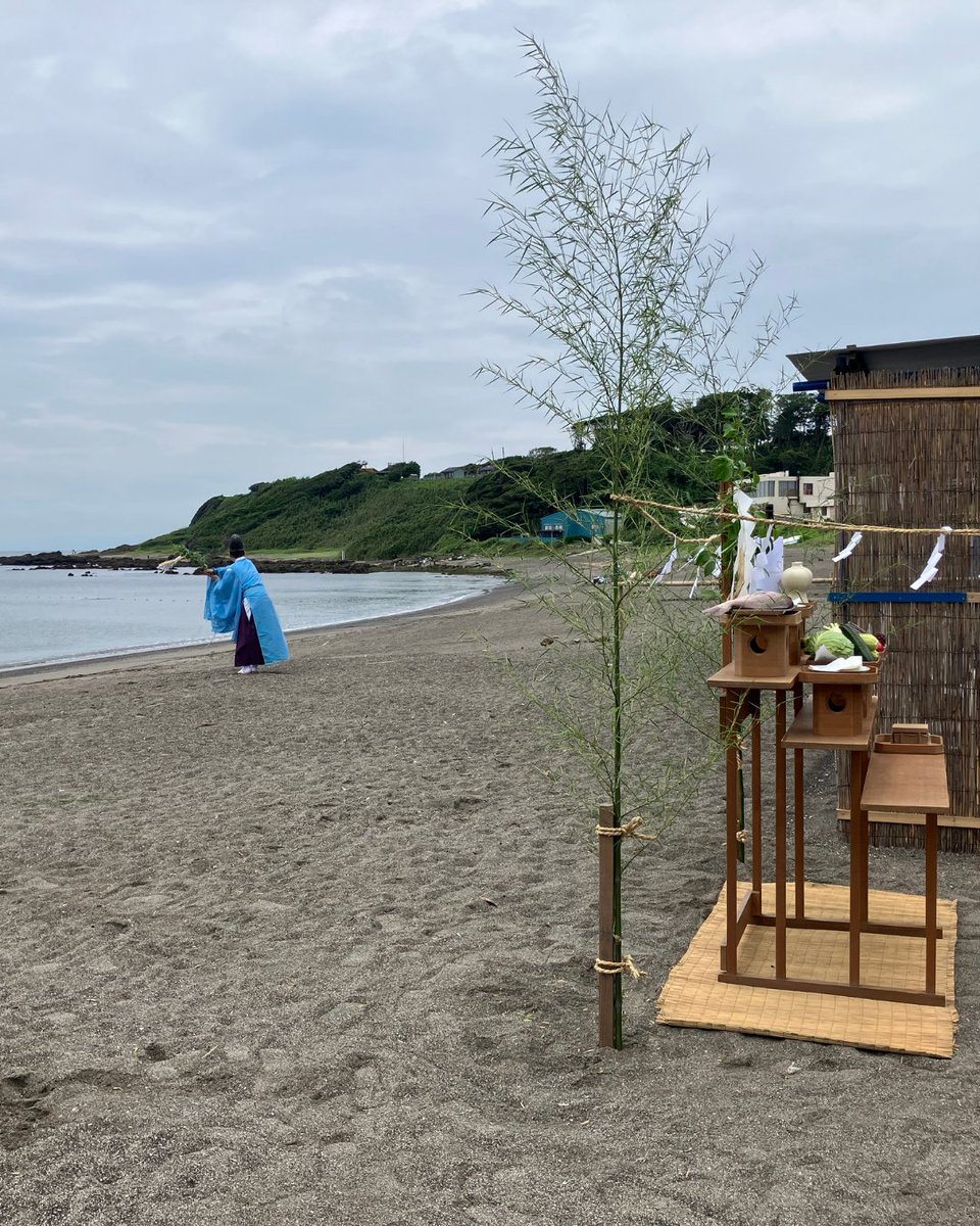 sct8mAon4gGQ9dw's tweet photo. 【和田海水浴場が、海開きしました！】
駐車場（有料）は収容台数約800台、海は駐車場の目の前！
和田海水浴場が、本日海開きしました。
背景の松林の鮮やかな緑色と、海のブルーのコントラストが美しい海水浴場です。

#三浦市 #miuracity #三浦半島 #みうらたび #三浦いいとこ #和田海水浴場 #海開き https://t.co/BzEnwzTHyD