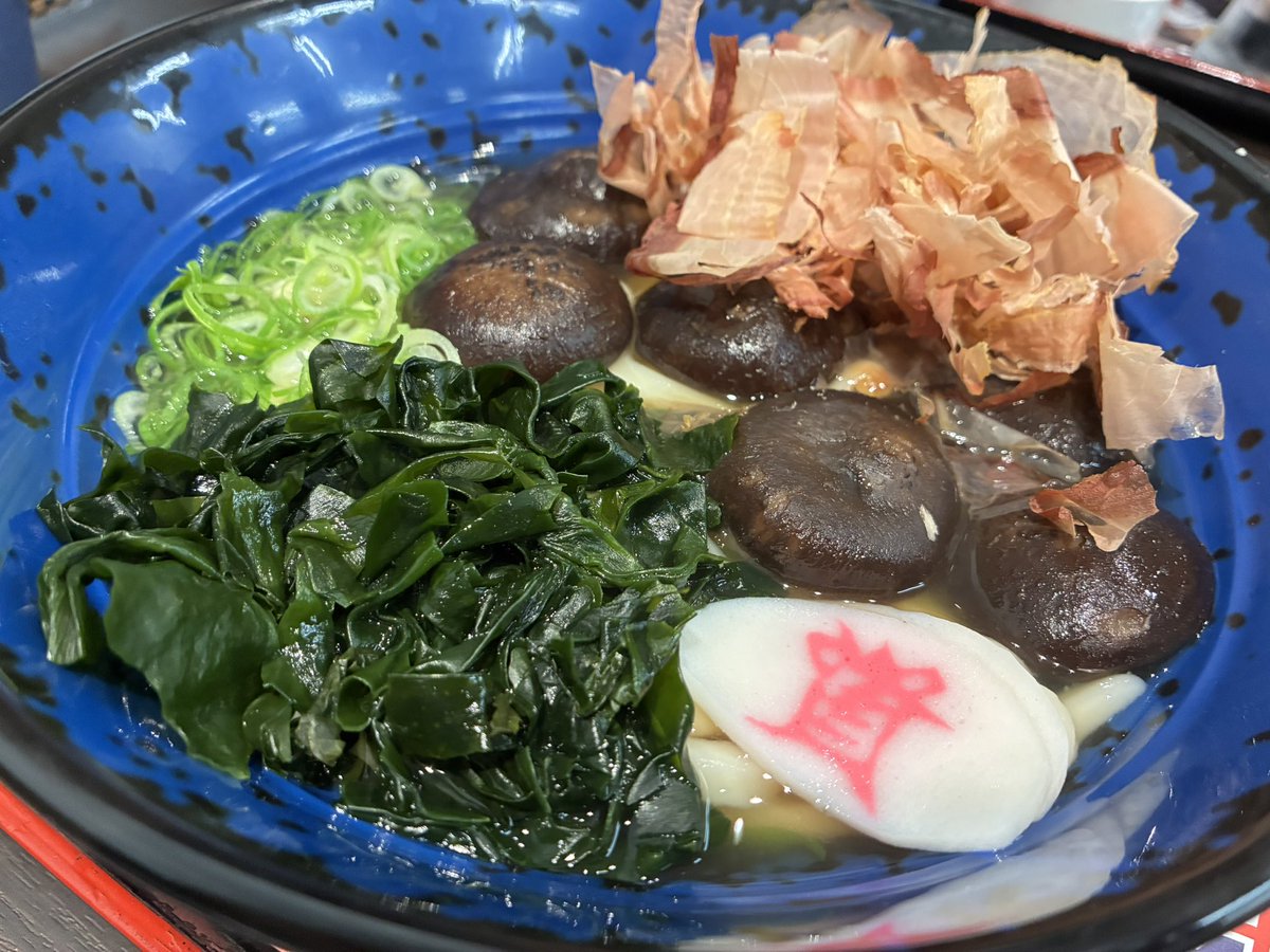 sukesan1976's tweet photo. 【かつおぶしの旨味をプラス】

#資さんうどん で新たなトッピングに、かつおぶしが登場！（一部店舗除く）

旨味を爆発させたい欲に駆られ、
椎茸うどんにかつおぶし、わかめ（ハーフ）をトッピング👍

「かつおぶし」アレンジメニュー、カスタマイズ報告お待ちしてます🌟 https://t.co/DH7d07E8ln