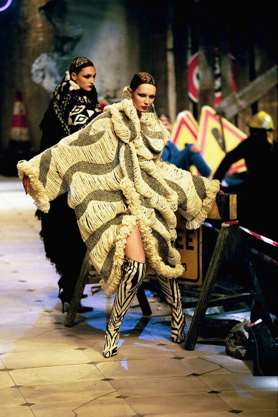 byMadeStudio's tweet photo. 🚨John Galliano fw1999 Ready-to-wear https://t.co/A15IYRMZv1