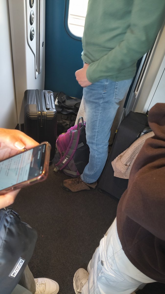 Sarra_ESB's tweet photo. @AvantiWestCoast on the 5.48 from GLC-EUS and it's v busy due to cancellation. Announcement made suggesting we disembark and wait at Crewe for the following train, quieter and quicker. No seats free. Basically no standing room. Only 1hr 20mins to go https://t.co/GFMRMdZcxp