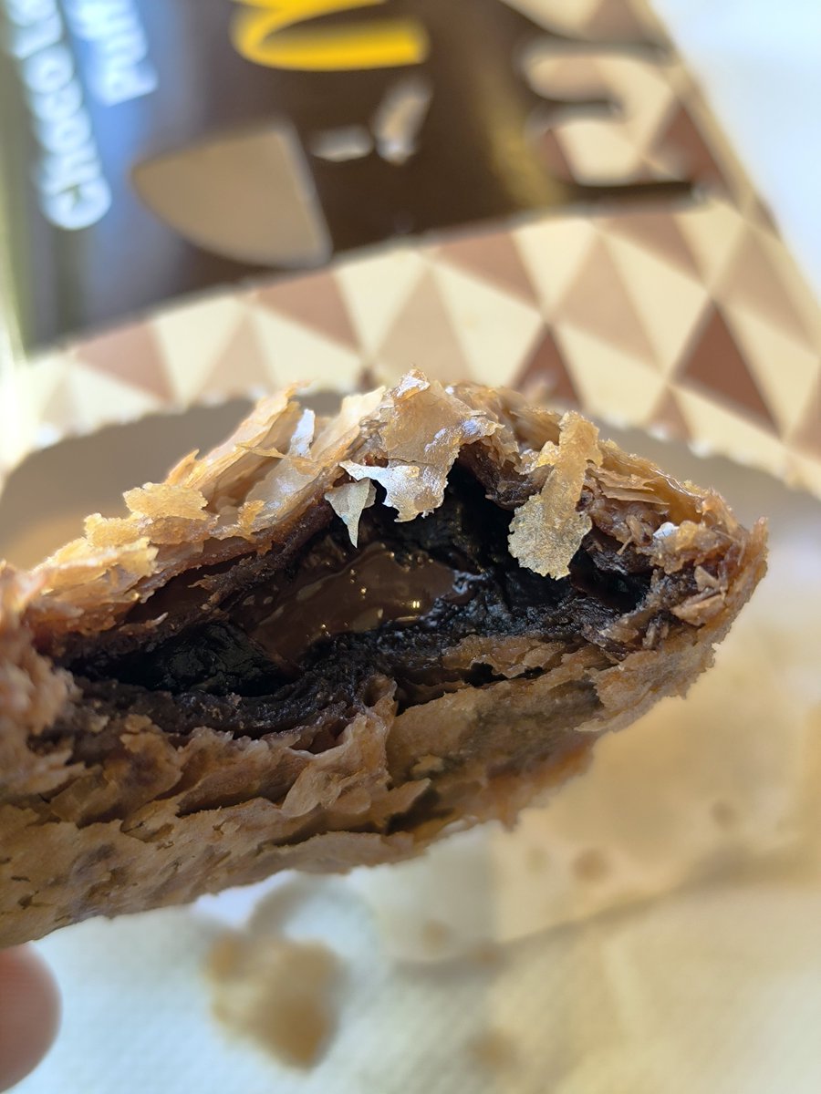 alexortigas's tweet photo. The Choco Lava Puff is delicious, pero parang ang konti lang ng chocolate filling. Kalahati na ang nakagat ko bago ko nalasahan ang chocolate, and it doesn't flow like lava. https://t.co/PkRiEmymin