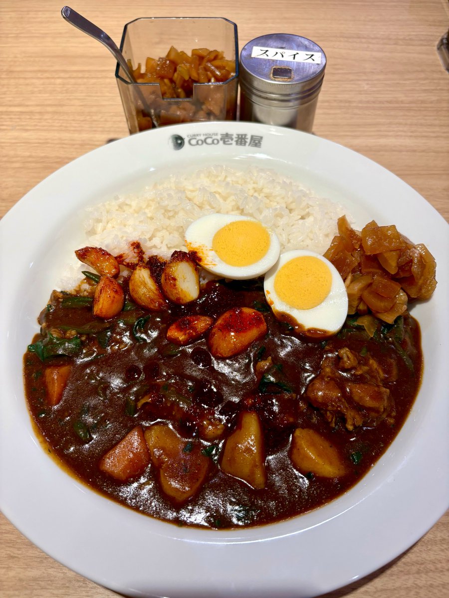 BONSAKAPA's tweet photo. CoCo壱番屋

焙煎スパイスのチキンカレー
ほうれん草 旨辛にんにく
ゆで卵 400g 3辛　¥1977 https://t.co/YsTgwxBUBn