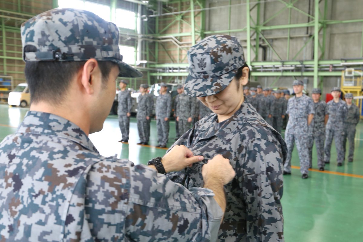 jasdf_hyakuri's tweet photo. ７空団整備補給群整備隊では、航空整備き章貸与式が行われました。このき章は、整備士のうち、検査員の資格を持つ隊員のみ着用できます。今年新たに制定された新き章、着けている隊員を #航空祭 で見つけてください！
#百里基地 https://t.co/tJzeaHDrBX
