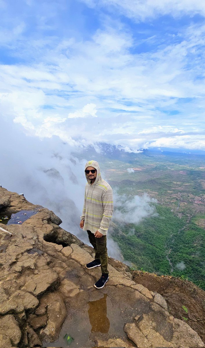 subhashkotharii's tweet photo. Lost in the clouds, found in the moment⛰️✨

#kokankada #maharashtra #hilltop #mountainview #subhashkothari https://t.co/SFNti1WkEW