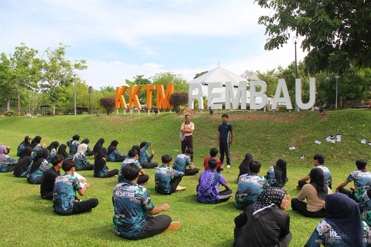 tvetmararembau's tweet photo. Kawad Kaki KESATRIA pelajar Semester 1.
Sesi pengenalan dan asas kawad kaki.
#WeAreGenMARA
#MerakyatkanMARA
#HebatkanMARA
#HidupBiarBerjasa
#MalaysiaMadani
#60TahunMARA
#MenjunjungAmanah
#artdesigncollege #tvetmararembau #tvet #artanddesign #designcollege #designinstitute https://t.co/bFinbc9qZo