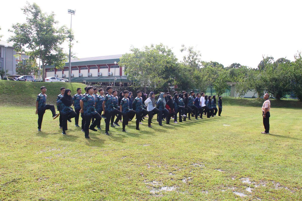 tvetmararembau's tweet photo. Kawad Kaki KESATRIA pelajar Semester 1.
Sesi pengenalan dan asas kawad kaki.
#WeAreGenMARA
#MerakyatkanMARA
#HebatkanMARA
#HidupBiarBerjasa
#MalaysiaMadani
#60TahunMARA
#MenjunjungAmanah
#artdesigncollege #tvetmararembau #tvet #artanddesign #designcollege #designinstitute https://t.co/bFinbc9qZo