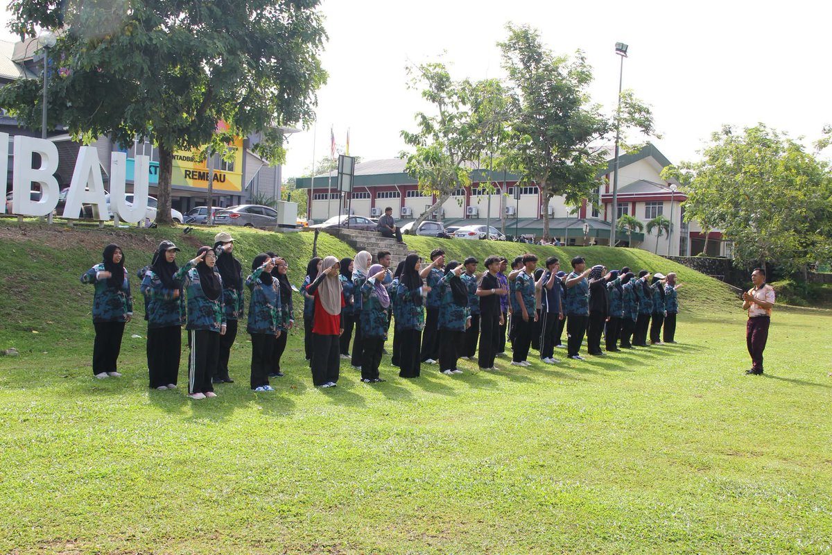 tvetmararembau's tweet photo. Kawad Kaki KESATRIA pelajar Semester 1.
Sesi pengenalan dan asas kawad kaki.
#WeAreGenMARA
#MerakyatkanMARA
#HebatkanMARA
#HidupBiarBerjasa
#MalaysiaMadani
#60TahunMARA
#MenjunjungAmanah
#artdesigncollege #tvetmararembau #tvet #artanddesign #designcollege #designinstitute https://t.co/bFinbc9qZo