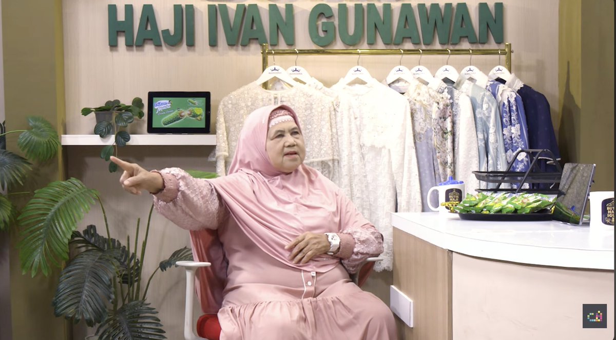 LambeSahamjja's tweet photo. Igun: Ma, lagi rame nih soal buka aib orang di medsos. Menurut Mama gimana?

Mama Dedeh: Haram itu. Allah bilang, siapa yang buka aib orang di dunia, di akhirat aibnya dibuka Allah. Jangan biasain ngomongin aib orang, wong kita sendiri juga punya aib.

Igun: Sekarang kan netizen suka ikut komentar urusan orang lain ya, Ma.

Mama Dedeh: Iya, sotoy, ngerasa lebih tahu dari yang punya masalah. Padahal dalam Al-Qur'an udah ditegaskan, jangan ngomong tanpa ilmu soal urusan orang lain. Telinga, mata, hati semua bakal dimintai pertanggungjawaban.

Igun: Soal suami yang nafkahi keluarga, itu wajib total ya, Ma?

Mama Dedeh: Wajib, tapi enggak berarti semua gaji harus diserahkan ke istri. Suami juga punya kebutuhan sendiri — bensin, keperluan orang tua. Kalau istri ambil semua sampai suami enggak sisa apa-apa, itu enggak sesuai ajaran.