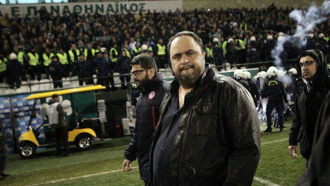 8Patras's tweet photo. Τον πολεμάτε 17 χρόνια. Το λέγατε ναρκέμπορα, πάει η κατηγορία. Βάλατε ένα ΦΑΣΙΣΤΑ στο θώκο της ΕΠΟ για του κλέψετε, τελικά, δύο πρωταθλήματα. Champions league δε μπήκατε ποτέ. Δείχνετε πόσο ΤΡΕΜΕΤΕ αλλά ΤΩΡΑ ΑΡΧΙΖΕΙ ΤΟ ΓΑΖΩΜΑ! Ο ΜΠΑΜΠΑΣ σας κ ο ΓΑΜΙΑΣ σας! #OlympiacosFC #Gate7😘 https://t.co/4UvbQPLJ2Y