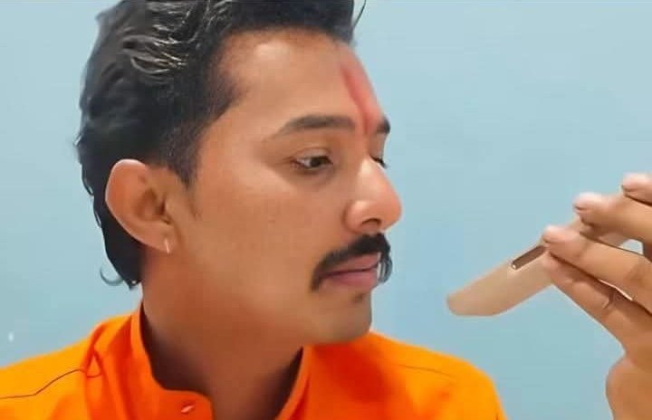 KashifKakvi's tweet photo. मध्यप्रदेश के हिन्दू युवा नेता ने iPhone खरीदा। 

एक कट्टर हिन्दू होने के नाते भाई साहब ने Siri को "जय श्री राम" का उद्घोष करने को कहा। उसने रिप्लाई नहीं दिया।

युवा नेता को लगा धार्मिक नारे नहीं लगाती होंगी।

लेकिन युवा नेता ने दिल पर पत्थर रखकर Siri को "Assalamualaikum" कहा जिसका जवाब "Wa Alaikum Assalam" दे दिया।

फ़िर क्या था। 

भाई की भावना आहत हो गई। उज्जैन के यह VHP के चश्म-ओ-चराग़ ने मुख्यमंत्री मोहन यादव जी को चिट्ठी लिख कर #iPhone को भारत में बंद करने को लेकर आदेश दे डाला।

पर युवा नेता को तनिक भी अंदेशा नहीं है कि सरकार एप्पल जैसी कंपनियों को मध्य प्रदेश में इन्वेस्ट (डाटा सेंटर) करने की अपील कर रहा है।

ख़ैर ! नेता जी के भावनाओं का सम्मान होना चाहिए और तुरंत बैन लगाना चाहिए।

नेता जी का भविष्य प्रकाश की तरह उज्ज्वल दिख रहा है। #iPhoneBan #UjjainVHP