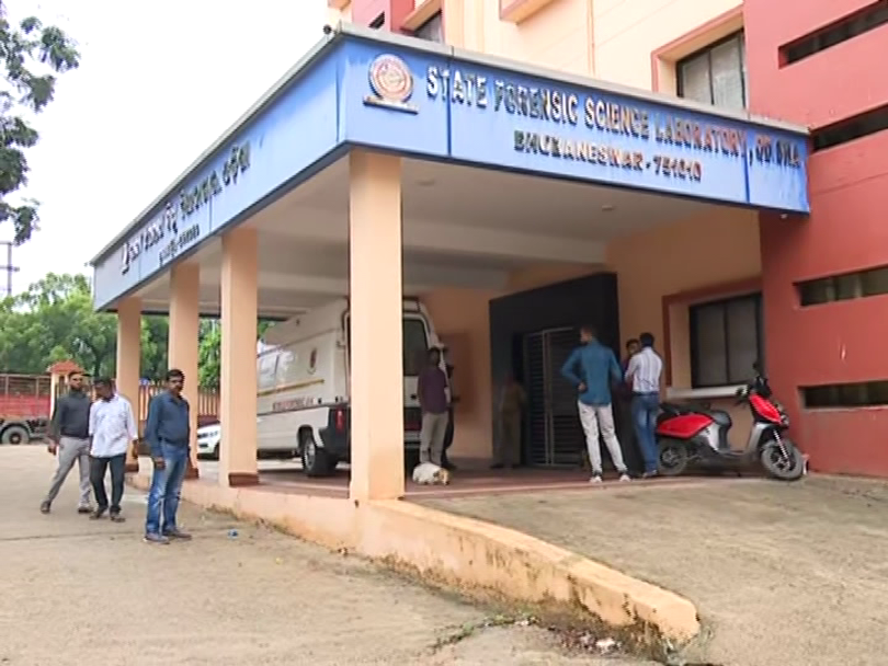 otvkhabar's tweet photo. #ସୌମ୍ୟ_ହତ୍ୟା: #ଓମ୍‌ଙ୍କ_ଲାଏ_ଡିଟେକ୍ସନ_ଟେଷ୍ଟ
-ବାଲିଅନ୍ତା ସୌମ୍ୟ ହତ୍ୟା: ସାଙ୍ଗ ଓମ୍‌ଙ୍କ ଲାଏ ଡିଟେକ୍ସନ ଟେଷ୍ଟ
-SFSLରେ କ୍ରାଇମବ୍ରାଞ୍ଚର କଡ଼ା ସୁରକ୍ଷା ଭିତରେ ଲାଏ ଡିଟେକ୍ସନ ଟେଷ୍ଟ
-ପରିବାର ଲୋକଙ୍କ ଅଭିଯୋଗ ଅନୁସାରେ ଓମ୍‌ଙ୍କ ଉପରେ ସମସ୍ତଙ୍କ ସନ୍ଦେହ
#Balianta #SoumyaMurder #Omm #LieDetectorTest #OTV https://t.co/88LopB4hsz