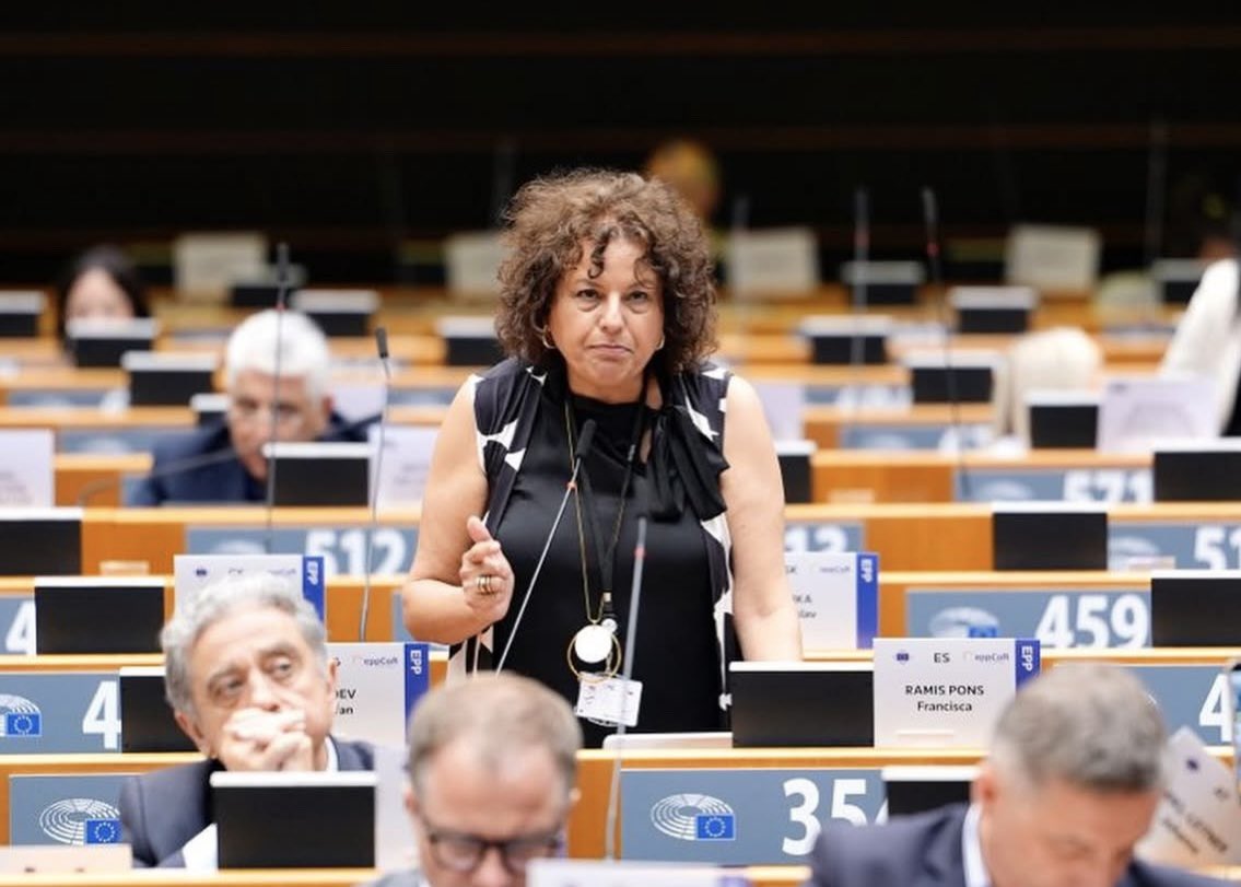 PresidenciaGOIB's tweet photo. 🇪🇺 El Comitè Europeu de les Regions (@EU_CoR) inclou esmenes del @goib als dictàmens europeus sobre clima i consum i situa l’habitatge de les Illes al debat europeu.

Les aportacions de l’Executiu balear en matèria de clima i energia reforcen la necessitat d'impulsar la resiliència hídrica davant els efectes del canvi climàtic, una prioritat per a territoris vulnerables com les Balears.

D'altra banda, el dictamen sobre l'Agenda del Consumidor 2030 incorpora millores relacionades amb la realitat i les necessitats específiques dels territoris insulars, perquè les futures polítiques europees tenguin en compte les seves particularitats.

En el marc del debat sobre habitatge, la DG de Relacions Institucionals i amb el Parlament, @XescaRamisPons, ha exposat la situació de l'accés a l'habitatge a les Illes Balears, marcada pel creixement demogràfic, la pressió sobre el mercat residencial, l'impacte del lloguer turístic i les limitacions derivades de la insularitat.

També ha presentat les principals línies d'actuació del Govern per incrementar l'oferta d'habitatge assequible i ha defensat la necessitat que les polítiques europees incorporin una perspectiva adaptada a la realitat de les regions insulars.

Més ℹ️ https://t.co/f9bzLyQMaz