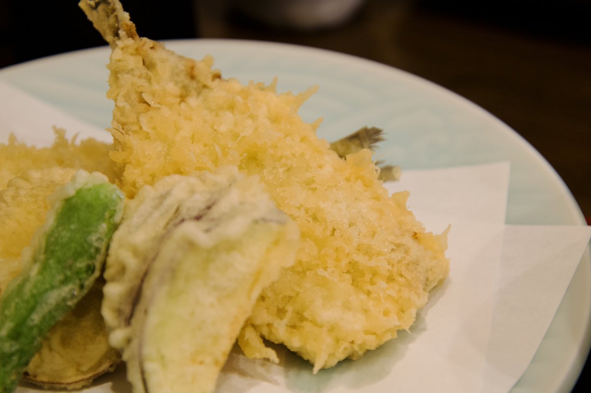 TAT0810's tweet photo. 磯はる食堂
沼津港にある、イワシ料理の専門店。脂の乗った鰯の刺身はとろける口当たり。サクサクフワフワの天ぷらは臭みもなく最高。この他にもフライ、煮付け、漬け丼などなど、青魚好きにはたまらないお店です
 #でん同士美食部 https://t.co/mGVPGOcIT0