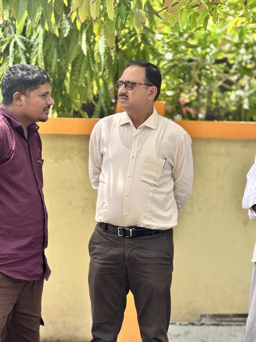AnilKendle's tweet photo. पावसामुळे तुंबलेल्या नाल्यांची आज वॉर्ड क्र.८ मध्ये प्रत्यक्ष पाहणी करून नागरिकांशी संवाद साधत समस्या जाणून घेतल्या. अडचणींची तात्काळ दखल घेऊन संबंधित अधिकाऱ्यांना सूचना देऊन त्वरित निराकरणासाठी कार्यवाहीचे निर्देश.

अनिल माधवराव केंदळे, नगराध्यक्ष, न.प. वाशिम https://t.co/7IQcrL8h0A