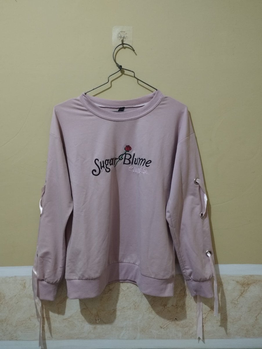erutales's tweet photo. sweater pink
ld : 96
pb : 54

(+) ada detail pita gitu di lengannya, lucu!

💸 30.000 https://t.co/0kzKPAVD2l