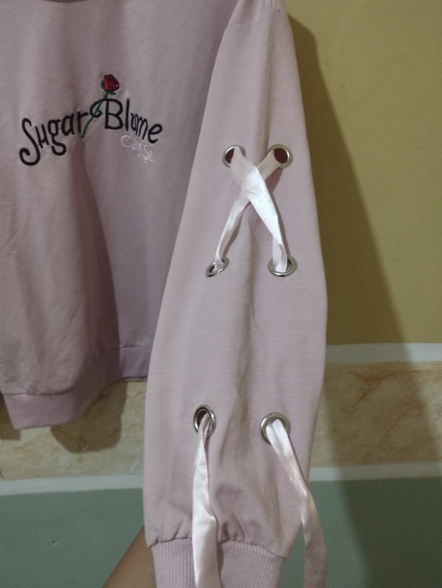 erutales's tweet photo. sweater pink
ld : 96
pb : 54

(+) ada detail pita gitu di lengannya, lucu!

💸 30.000 https://t.co/0kzKPAVD2l