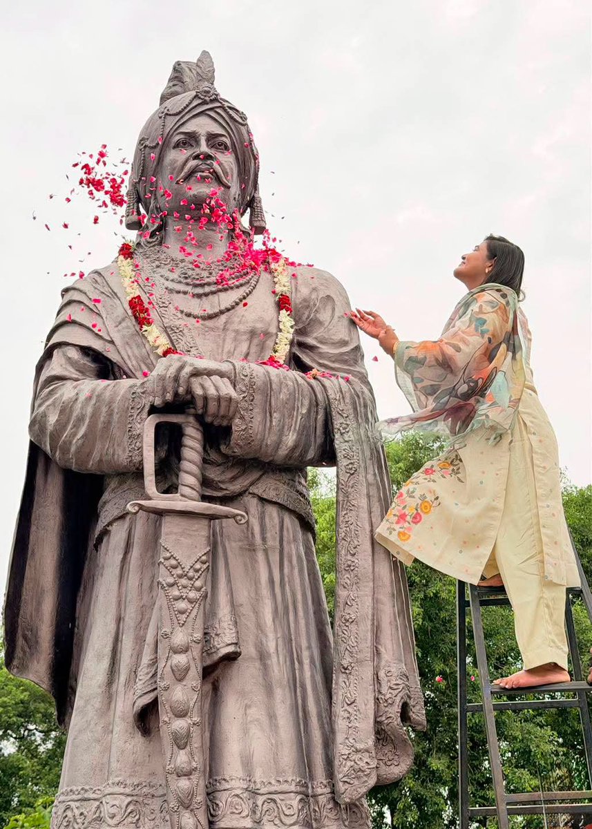 jaisinghpayla's tweet photo. मिहिर भोज पी.जी. कॉलेज, दादरी में आज गुर्जर प्रतिहार सम्राट मिहिर भोज जी की प्रतिमा पर माल्यार्पण कर श्रद्धा-सुमन अर्पित किए। अद्वितीय शौर्य, राष्ट्ररक्षा के प्रति उनका समर्पण और भारतीय संस्कृति की रक्षा का उनका संकल्प हम सभी के लिए सदैव प्रेरणास्रोत है। @mahamedhaanagar https://t.co/dccCHLWmX0