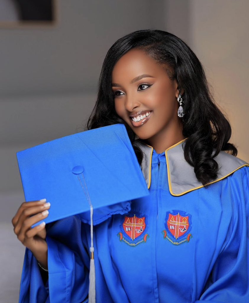 R39509Ronald's tweet photo. Is it true that the graduation gown is 450k😌? https://t.co/OfbwpX5bCG