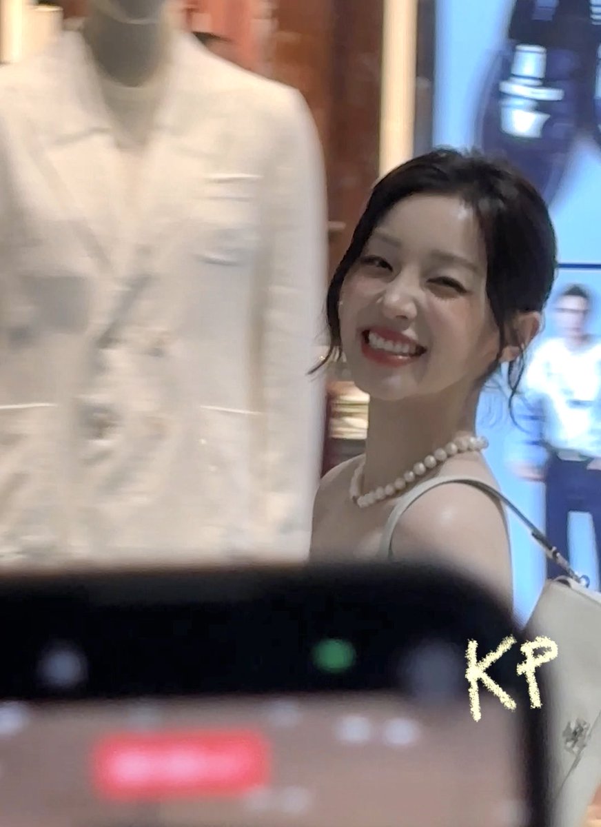 kp46_'s tweet photo. ยิ้มหวานมากก

 YUQI TORY BURCH AT ICONSIAM
#ToryBurchICONopeningxYuqi https://t.co/hhWbq5li6z