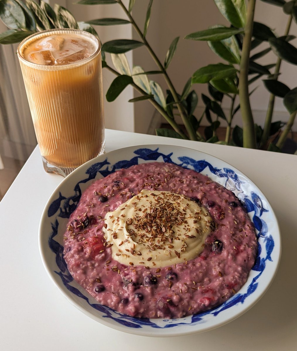003607_v's tweet photo. ⊹₊⋆ breakfast: 423 cal ⊹₊⟡⋆
berry oatmeal with vanilla skyr (˶˃𐃷˂˶) https://t.co/mhzpz6I0yy