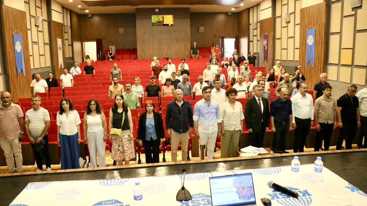 KESK1995's tweet photo. KESK 11.Dönem 3.Olağan Danışma Meclisi Toplantısı, Sivas Katliamı’nda yitirdiklerimiz ile emek, demokrasi ve barış mücadelesinde kaybettiklerimizin anısına saygı duruşuyla başladı. 
2 Gün sürecek toplantımız, Eş Genel Başkanımız Ahmet Karagöz’ün siyasal-sendikal süreç ve çalışma yaşamı değerlendirmesinin ardından önümüzde dönemin planlanmasıyla devam edecek.

Yaşasın Örgütlü Mücadelemiz!
Yaşasın KESK!