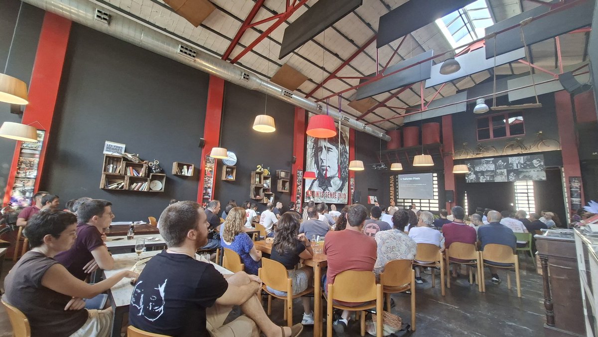 ArantxaTirado's tweet photo. Avui s'ha de felicitar el @paullonch i l'@OriolFJuste per la vesprada que van organitzar amb tota la bona gent del #NNHPT Converses intel·ligents, bon menjar al @eltarambana, bona música i germanor! Gràcies, companys!! ✊🏾❤️ https://t.co/QY8O3dtnif