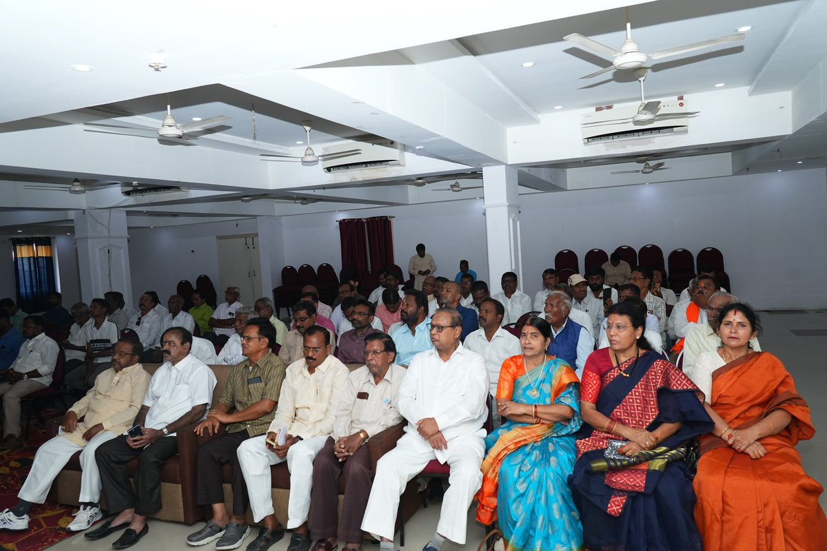 N_RamchanderRao's tweet photo. ఎమర్జెన్సీకి 50 ఏళ్లు పూర్తయిన సందర్భంగా నల్గొండలో నిర్వహించిన పుస్తకావిష్కరణ కార్యక్రమంలో సభను ఉద్దేశించి మాట్లాడాను.

ఎమర్జెన్సీ కాలంలో బలవంతపు కుటుంబ నియంత్రణ ఆపరేషన్లు, పెద్ద ఎత్తున కూల్చివేతలు, మీడియాపై సెన్సార్‌షిప్, వేలాది మంది రాజకీయ కార్యకర్తల అరెస్టులు వంటి దారుణాలు జరిగాయి.

ఇది భారత ప్రజాస్వామ్య చరిత్రలో అత్యంత చీకటి అధ్యాయాల్లో ఒకటి.

ఈ చీకటి కాలం వాస్తవాలను ప్రతి పౌరుడికి, ముఖ్యంగా యువతరానికి చేరవేయడం మన బాధ్యత. ప్రజాస్వామ్యంపై జరిగిన ఈ దాడిని ఎప్పటికీ మరచిపోకూడదు, మళ్లీ పునరావృతం కానివ్వకూడదు.