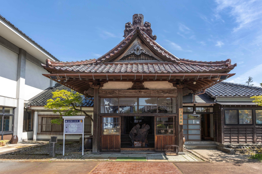 ekitagcp_touken's tweet photo. ——————————————
　　📌対象施設のご紹介
——————————————

今回は山形県にある致道博物館！

致道博物館は、重要文化財「短刀 銘 吉光 （名物 信濃藤四郎）」、国宝「太刀 銘 信房作 附 金梨子地葵紋散糸巻太刀拵」の現所蔵元で、刀剣男士 信濃藤四郎、古備前信房のゆかりの地です。
JR東日本 鶴岡駅のスタンプとセットで取得すると、信濃藤四郎・古備前信房のオリジナルスタンプを取得できます！

2026年8月31日(月)まで、『刀剣乱舞ONLINE』との10回目のコラボが開催中✨

7月5日(日)にはおっきい こんのすけ 記念撮影会も開催！
ぜひこの機会に致道博物館へ！

▼詳しくはこちら
https://t.co/q7TrPnxJuI

#刀剣TRAIN遠征
