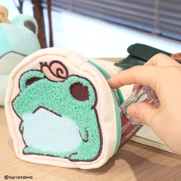 fancy_fukuya's tweet photo. ⭐新商品情報⭐
大人気漫画『ただのかえるたち（@ponpoko_frog）』の
ダイカットポーチがプライズで登場！
ふわふわの相良刺繍がとってもかわいい✨

7月下旬頃から全国のアミューズメント施設の
一部取扱店舗にて順次展開予定です💖

詳細はこちら🔽
https://t.co/PQZhdkVNxP

＃かえるたち飼育日記
＃ただのかえるたち