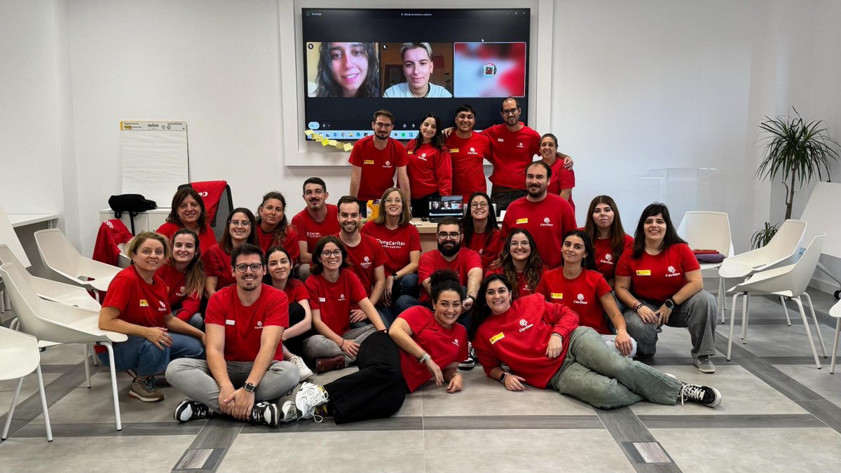 cdmeba's tweet photo. El Papa León XIV les escribió una carta a la juventud de Cáritas envió su Bendición Apostólica. 🌟💌

23 jóvenes de Cáritas le enviaron su camiseta roja a @Pontifex_es. La que llevan en cada encuentro, en cada actividad. Su símbolo.

Descubre más ⤵️
https://t.co/Dg0eDd6itY https://t.co/aMdaYDDCnf