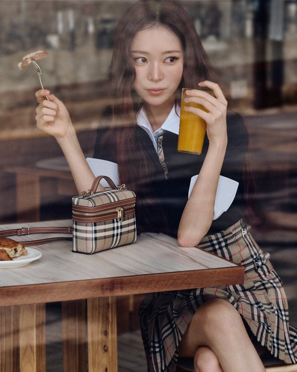 wonderpuiz's tweet photo. นารินกับ BURBERRY ก็แอบเริ่ดนะ ชีไปได้หลายแบรนด์จริงนี่สินะคนยังไม่ปักแบรนด์ ถ่ายฃายให้หลายมาก https://t.co/wVwwLeEkt1