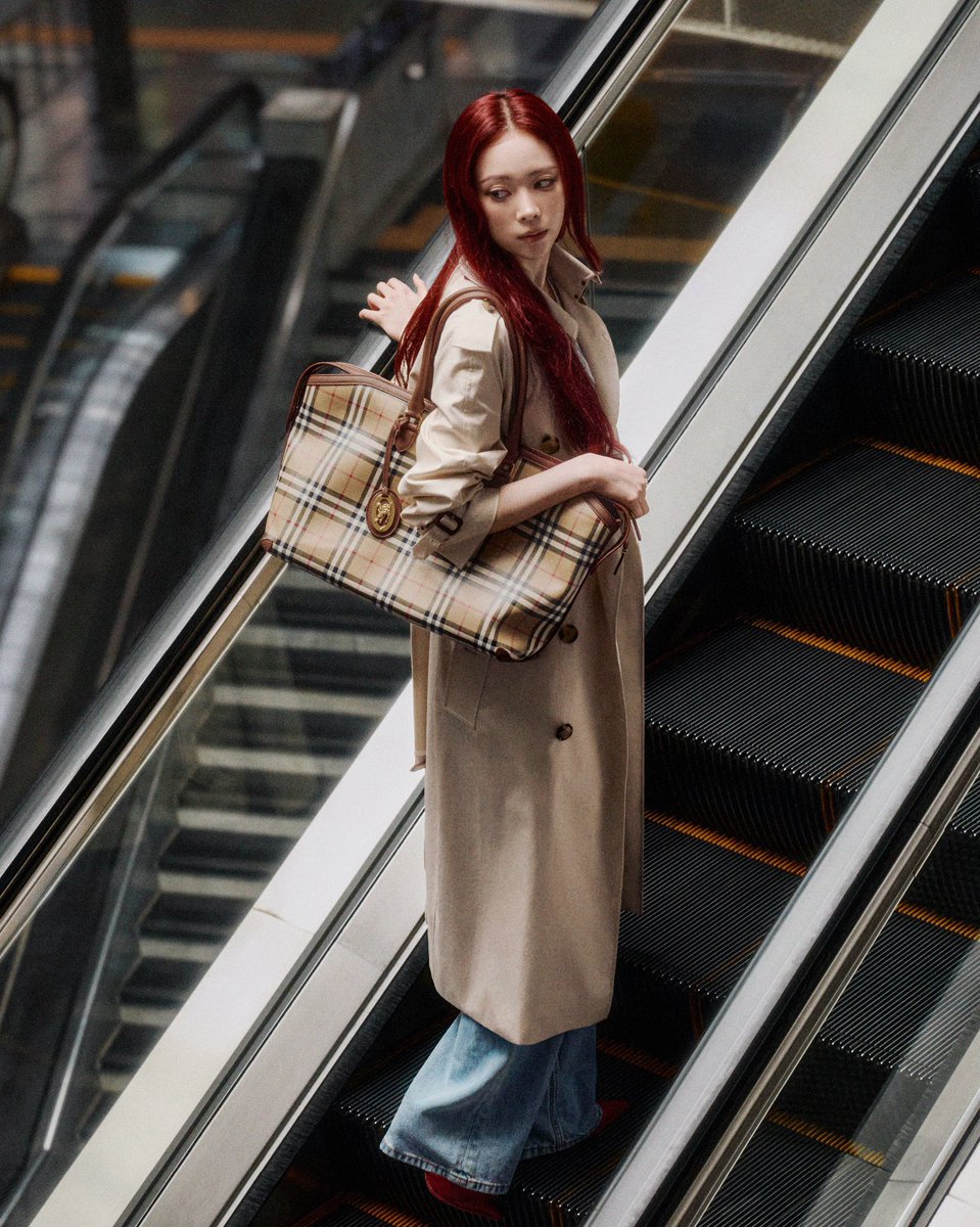 wonderpuiz's tweet photo. นารินกับ BURBERRY ก็แอบเริ่ดนะ ชีไปได้หลายแบรนด์จริงนี่สินะคนยังไม่ปักแบรนด์ ถ่ายฃายให้หลายมาก https://t.co/wVwwLeEkt1