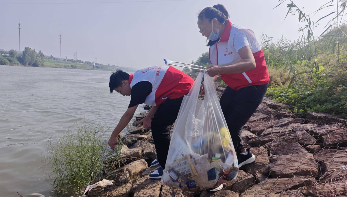 riggiodebbie's tweet photo. Just finished a 5-hour river cleanup volunteer shift! Picked up 12kg of plastic waste and saw 3 families picnicking near the clean bank  Every small effort counts for our waterways! #VolunteerForNature https://t.co/b3v4oalPXN