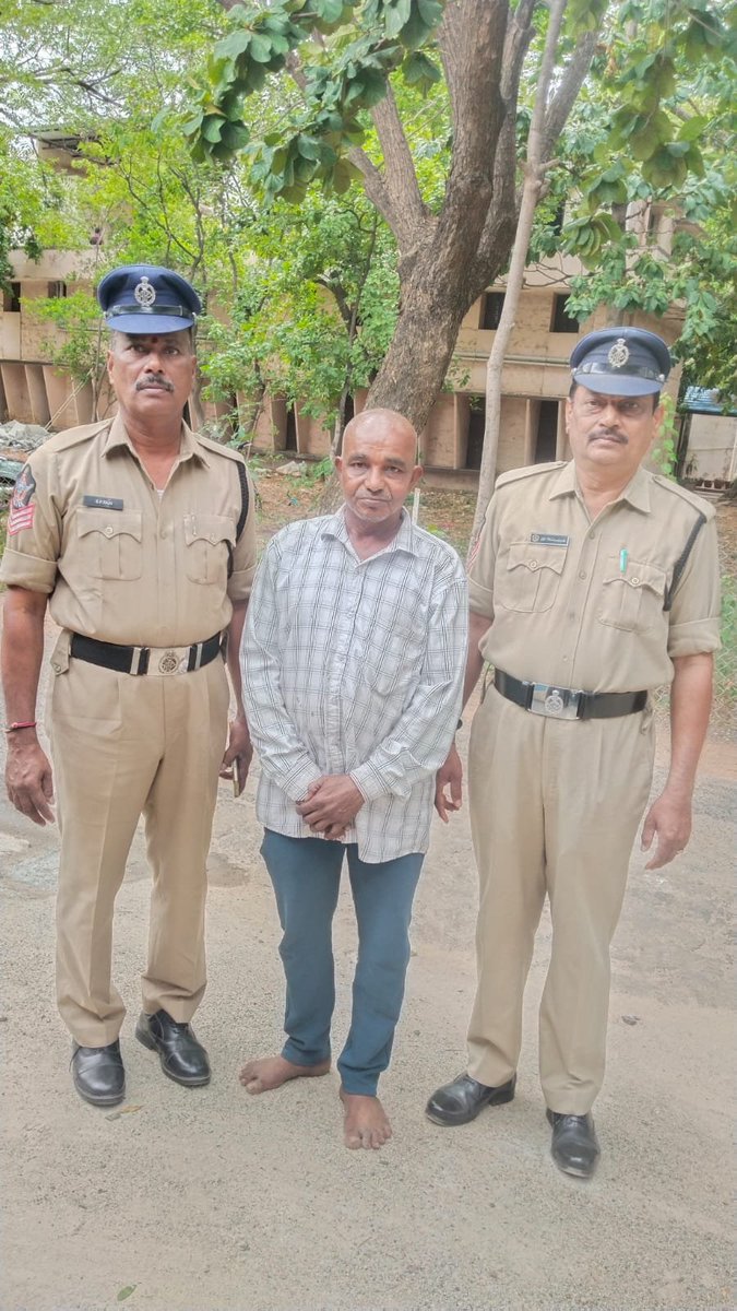 Kadapa_Police's tweet photo. ➡️పులివెందుల యు/జి పిఎస్ పరిధిలో మైనర్ బాలికల పట్ల అసభ్యకరంగా ప్రవర్తించిన కేసులో ముద్దాయికి మూడు సంవత్సరముల సాధారణ జైలు శిక్ష, రూ. 3 వేల జరిమానా విధించిన కడప పోక్సో కోర్టు
Pulivendula U/G Ps https://t.co/t3v0S2K7mY.254/2023
#kadapapolice
@APPOLICE100
#POCSOCase
#pulivendula https://t.co/DB3Uop04Tx