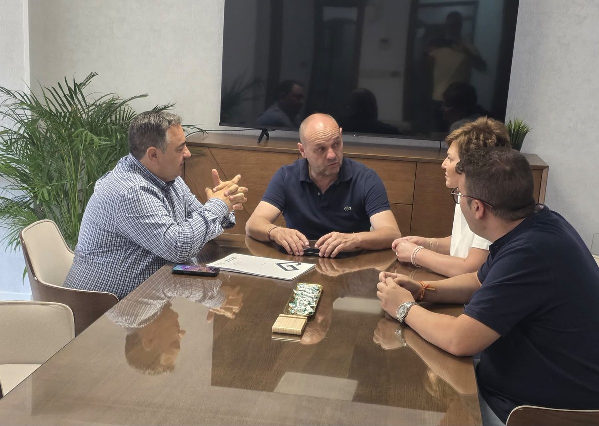 dipgra's tweet photo. 📍 El diputado de Asistencia a Municipios y Emergencias, Eduardo Martos, ha visitado Iznalloz para conocer las actuaciones que se ejecutarán gracias a los 180.000 euros concedidos por la institución provincial a través de la Línea 2 de ayudas https://t.co/Pky13CZyoz