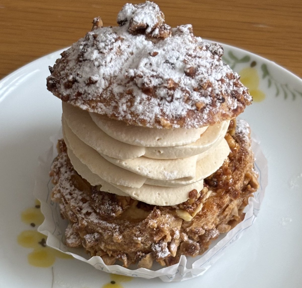 ronron0607's tweet photo. ハピバってことで買ってきてもらった
Ryouraのケーキ、美味しぃぃぃ✨✨

相変わらず写真撮るのは下手で申し訳ない https://t.co/jZ3ssFECR2