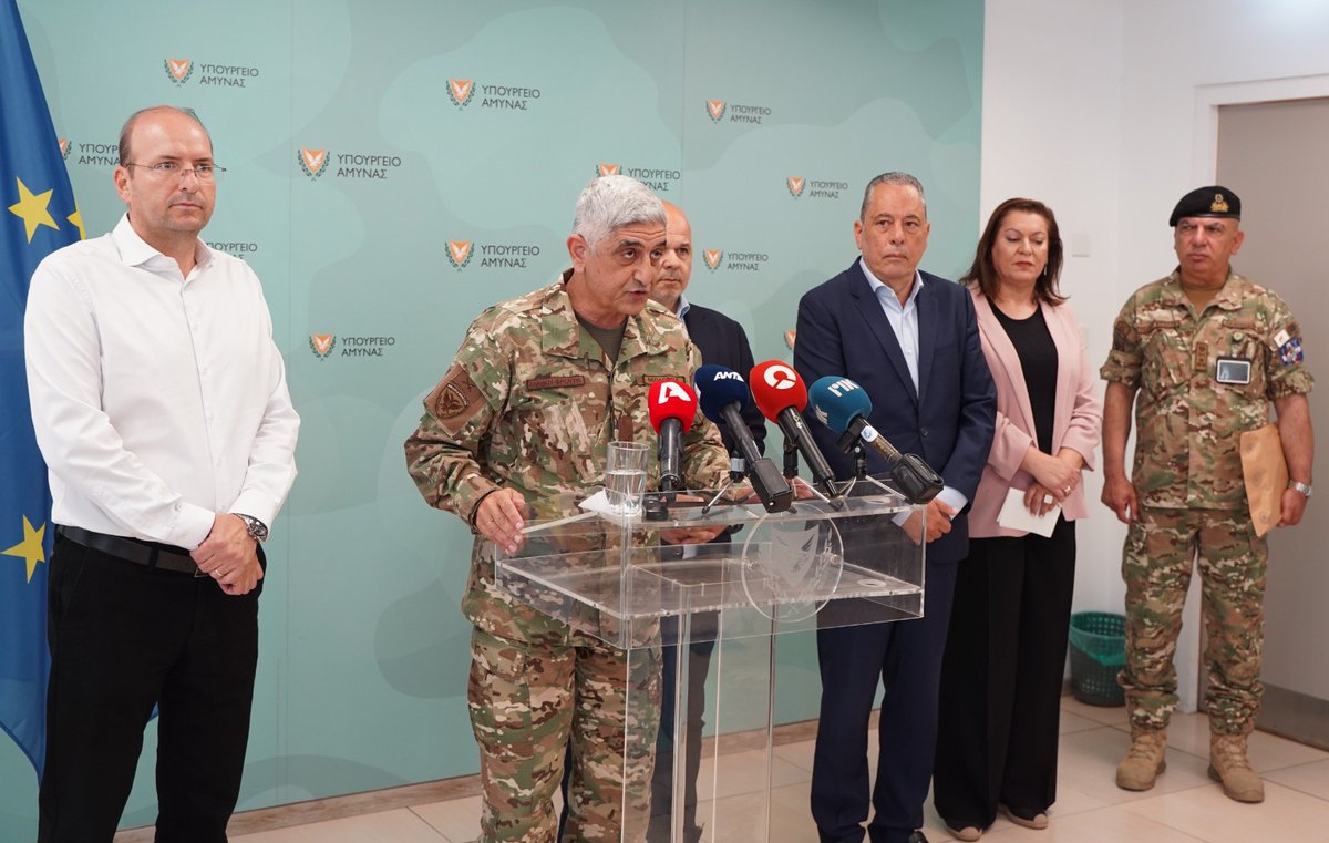 DefenceCyprus's tweet photo. Παραδόθηκαν σήμερα από την Υπουργό Παιδείας, Αθλητισμού και Νεολαίας @MichaelidouAth τα αποτελέσματα των εξετάσεων που πραγματοποιήθηκαν για τη δημιουργία επετηρίδας ανέλιξης των Συμβασιούχων Οπλιτών στην κατηγορία των Συμβασιούχων Υπαξιωματικών.

Σε δηλώσεις του ο Υπουργός Άμυνας @PalmasVasilis εξέφρασε την ικανοποίησή του για το έντονο ενδιαφέρον που επέδειξαν οι Συμβασιούχοι Οπλίτες, γεγονός το οποίο καταδεικνύει το υψηλό επίπεδο επαγγελματισμού τους και την πρόθεσή τους τόσο για προσωπική ανέλιξη όσο και για την αναβάθμιση του θεσμού γενικότερα.
Στο πλαίσιο της παράδοσης των αποτελεσμάτων ο κύριος Υπουργός ανακοίνωσε την αύξηση των διατιθέμενων θέσεων για ανέλιξη από Συμβασιούχο Οπλίτη (ΣΥΟΠ) σε Συμβασιούχο Υπαξιωματικό (ΣΥΠ) από 250 σε 400.