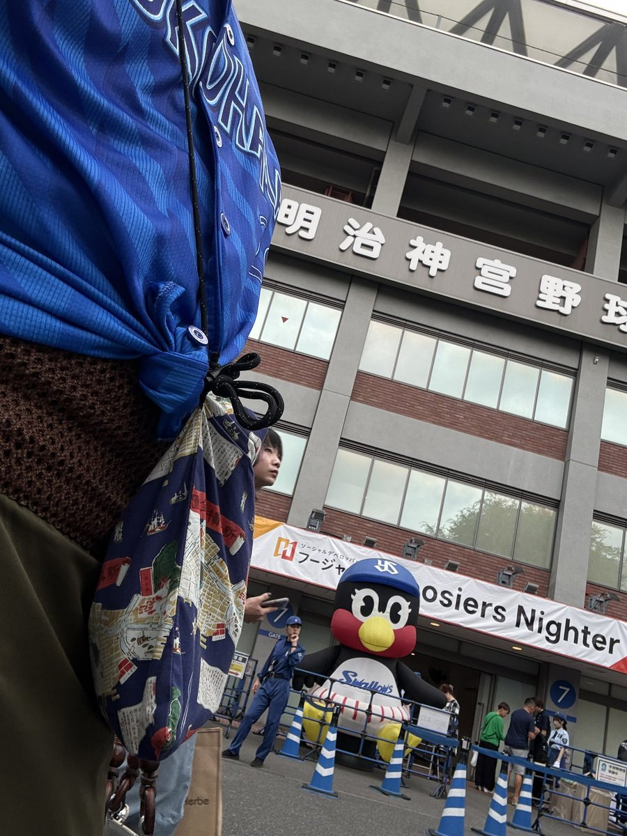 nabe0521's tweet photo. さぁ今日は神宮🍺
ビール半額ナイターです🍻 https://t.co/09TEYW8xtW