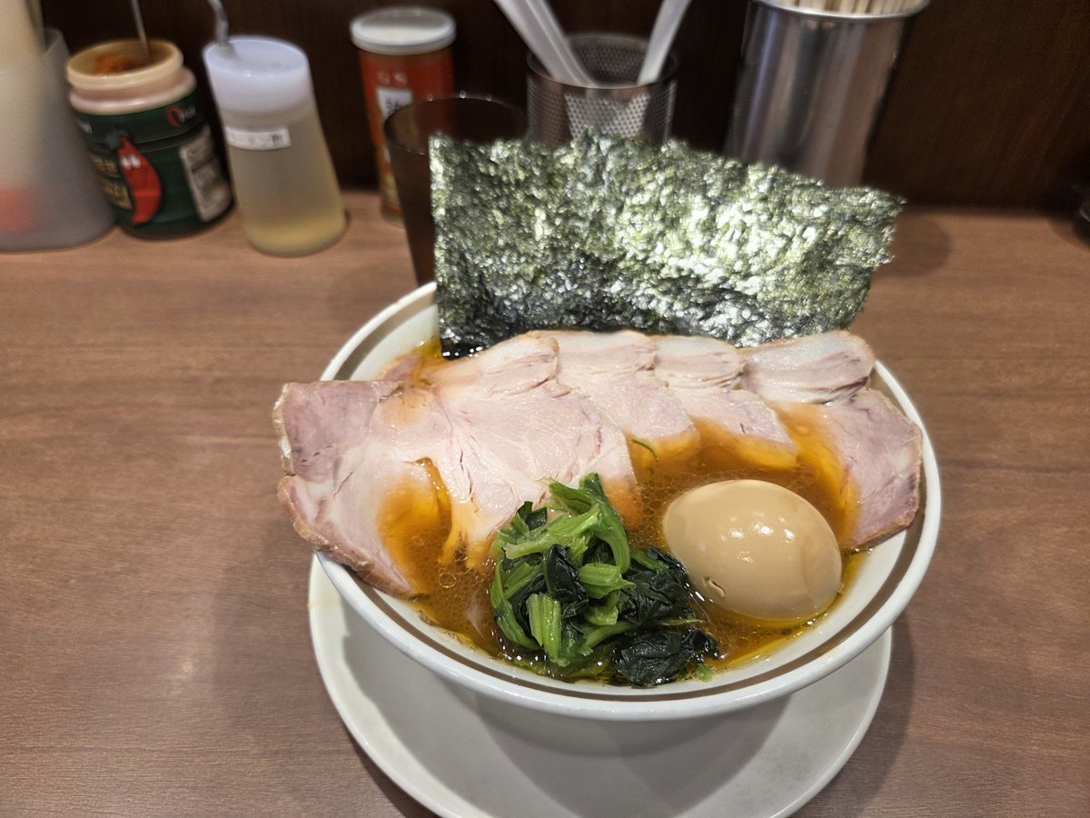 z9wLOgWlDln0rLq's tweet photo. 今日は、とらきち家直系の大ちゃんに😋

1口飲んだら、キレッキレのうまうまスープ😁

でかいチャーシューに甘味のある味玉最高です😄

川崎市　とらきち家直系の大ちゃんさんごちそうさまでした～😆 https://t.co/u1o2TNM78Z