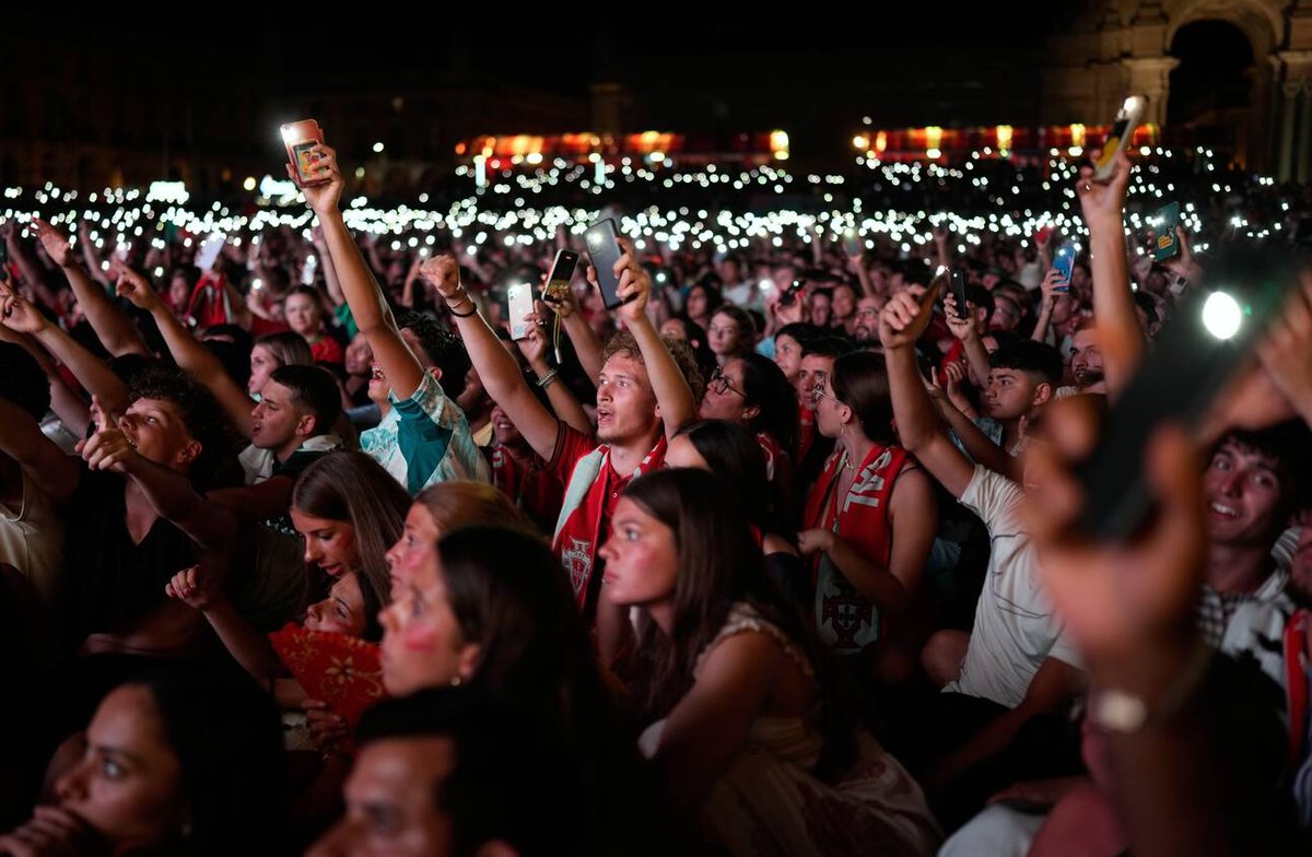 thisisanfield's tweet photo. 🕯️ Portugal fans watching in Lisbon's Praça do Comércio turned their phone lights on during the 21st minute of today's match to commemorate Diogo Jota.

Jota wore No. 21 for his country, with Portugal playing against Croatia on the first anniversary of his passing alongside his brother, Andre Silva.