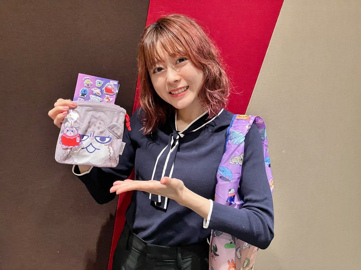 manukomama's tweet photo. 早速いのりんにマヌ〜ルグッズをプレゼントしてきたわ！
すっごく喜んでくれてたわぁ～！

マヌ〜ルグッズは今、銀座ロフトで開催中の「旅する水族館 2026」でも買えるわよ！！

これからは全国のいろんな場所で買えるようになるみたい！ 
すぐに欲しいアンタはオンラインショップをチェック！！🍶🍶 https://t.co/8nm2Oy4ufC