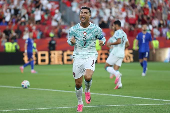realmadridindo1's tweet photo. Lucu banget melihat standar ganda kalian para haters.

Kalau pemain idola kalian mencetak gol penalti dan membawa timnya lolos, langsung dipuji 'pemimpin sejati' atau 'berdarah dingin'. Tapi giliran Ronaldo yang mengeksekusi dengan sempurna di momen krusial babak 32 besar, mendadak penghargaan MOTM-nya dibilang 'hadiah'. Penalti itu bagian resmi dari sepak bola, bukan bonus gratisan! Menjadi penentu arah permainan di usia 41 tahun di kompetisi tertinggi dunia itu alasan kuat mengapa dia dipilih, baik oleh panelis objektif maupun voting. 

Berhentilah sensi berlebihan.