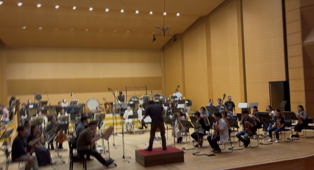 johakyu_'s tweet photo. 篠原眞２群のオーケストラのためのフェノメナ（現象）も、作曲者指定のステレオ配置!
真ん中をあけて左右に配置された音響の空間移動は聴きものです。これを90歳で完成させたのはすごい！世界初演！ https://t.co/Fic2B50bbU