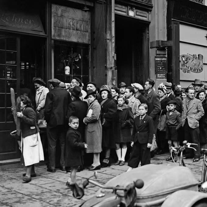 french_report78's tweet photo. File d'attente devant une boulangerie  en décembre 1945, dans une France affamée et rationnée

VS.

Ouverture d'un Lidl pour un réassort de climatiseurs en juillet 2026. https://t.co/FgA0Rsoss9