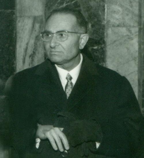 MinisteroDifesa's tweet photo. "Ci sono uomini che il tempo non consegna al passato. Li affida alla coscienza di una Nazione.
Il #3luglio 1975, mentre rientrava a casa, il Giudice Francesco Ferlaino veniva assassinato a Lamezia Terme da sicari della 'ndrangheta. Cinquantuno anni dopo, quel delitto continua a interrogare le coscienze e a ricordarci il prezzo che tanti servitori dello Stato hanno pagato per difendere la legalità.
Francesco Ferlaino, primo magistrato vittima della criminalità in Calabria, aveva compreso, con straordinaria lucidità e coraggio, la pericolosità delle organizzazioni criminali, davanti alle quali aveva scelto di non arretrare, pagando con la vita la fedeltà alla giustizia.
Ma la violenza non riuscì a spegnere il valore del suo esempio e Il suo sacrificio non è stato vano. Vive nella determinazione di ogni donna e di ogni uomo dello Stato che, ogni giorno, serve l'Italia con disciplina, onore e senso del dovere. 
A noi il compito di custodirne la memoria con rispetto e gratitudine. Una memoria che non è un mero esercizio del ricordo, ma un'assunzione di responsabilità. Perché chi dona la propria vita allo Stato non muore mai davvero: continua a vivere nei valori che ha difeso". Così il Ministro @GuidoCrosetto