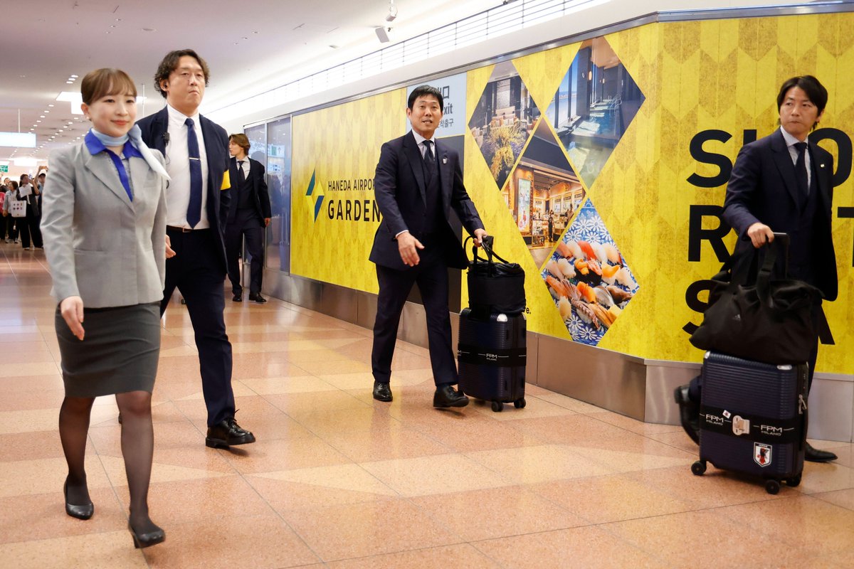 FIFAWorldCup_JP's tweet photo. 激闘を終え、日本代表が帰国 🇯🇵

#FIFAWorldCup https://t.co/zEgzIBS5wL