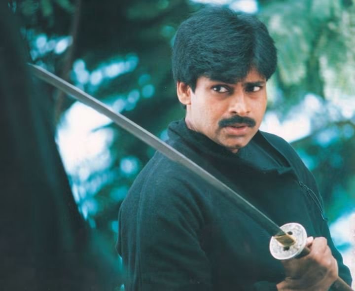 DRRamvarma22's tweet photo. 1)వాలంటీర్ల గురించి మాట్లాడాడు అని కేస్ పెట్టారు
2) కారు మీద ఎక్కాడని కేస్ పెట్టారు
3)సీఎం సెక్యూరిటీ కూడా తీసేసి వైజాగ్ నోవాటెల్ ముందు కాపలా పెట్టారు
4)ఆంధ్రా బోర్డర్ దగ్గర స్టేట్ బెటాలియన్ మొత్తం కాపలా పెట్టారు
5)సినిమా రిలీజ్ అవుతుంటే టికెట్ల రేట్లు తగ్గించమని జీవోలు ఇచ్చారు
6)సర్పంచ్ ల దగ్గర నుండి,ias,ips ల దాకా సినిమా థియేటర్లు దగ్గర కాపలా పెట్టారు.
7)జగన్ను తన 4వ భార్య అన్నాడని మహిళా కమిషన్ 
దగ్గర కేస్ పెట్టారు.
8)మత్స్య కారులకు సంబంధించిన జీఓ చింపాడని కేస్ పెట్టారు.
9) భీమ్లా నాయక్ సినిమాలో రావు రమేష్ పాత్ర జగన్ రెడ్డిది అని కేస్ పెట్టారు
10)పవన్ కళ్యాణ్ ఫోటో ప్రభుత్వ కార్యాలయాల్లో కేసులు ఉండకూడదు అని కేస్ పెట్టారు.
11)పవన్ కళ్యాణ్ సినిమాలు చేయకూడదు అని కేస్ 
పెట్టారు.

నాకు తెలిసినవి ఈ 11..ఇంకా ఎన్ని ఉన్నాయో తెలీదు.

ఏం చేయాలో అన్నీ చేసి ఇంకా మేం పవన్ కళ్యాణ్ ను
ఏమి చేయలేదు అని బొంకుతారు ఏంట్రా బ్లడీ ఫూల్స్.

మీరు పవన్ కళ్యాణ్ను వదిలేయడం కాదు
ఏమి "పీకలేకపోయారు" ..
We repeat ఏమీ "పీకలేకపోయారు".

ఇప్పటికీ మించి పోయింది ఏమి లేదు.జిల్లా కోర్టు నుంచి
సుప్రీం కోర్టు దాకా పవన్ కళ్యాణ్ మమ్మల్ని చెప్పుతో 
కొడతా అన్నాడు అని కేసు పెట్టుకోండి. జడ శ్రావణ్ తో 
వేయిస్తారో,రామ్ జఠ్మలానీతో వేయిస్తారో ఛాయిస్ మీదే.

ఎందుకు కొడతా అన్నాడో దేశం మొత్తం తెలుస్తుంది.
తెలిసేలా మేం చేస్తాం 🤣