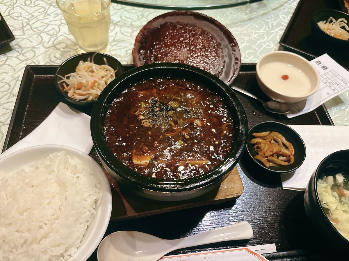 mjs_sol_1's tweet photo. 先日、日本橋の川府で石鍋麻婆豆腐をいただきました。（980円！）
熱々の石鍋で最後まで冷めにくく、旨みと辛さがしっかり効いていてとても美味しかったです😊 ご飯がどんどん進む、満足度の高いランチでした！
今週もお疲れ様でした〜！

#企業公式つぶやき部 #日本橋ランチ #川府 #麻婆豆腐 https://t.co/7G04A29NzE