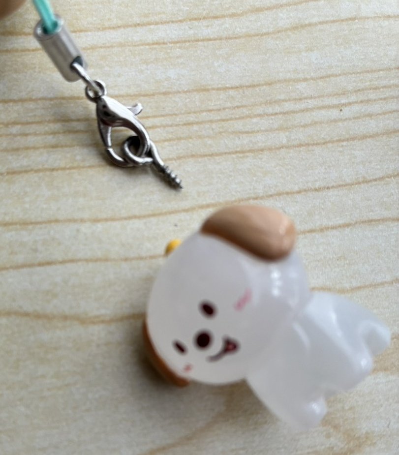 nugu6000_h's tweet photo. RIIZEの韓国POP UPのResin Keyring買った人、これから届く人気を付けて😭😭

普通にスマホにつけてただけなのに急にスポッて抜け���ちてた😭
お家にいる時に気付いたから良かったけど外だったら失くしてたね

届いたら上のところギュッギュ(語彙力皆無)として抜けないよう気を付けて😭🙏ぶりーず🧡 https://t.co/QxIKDwDh1p