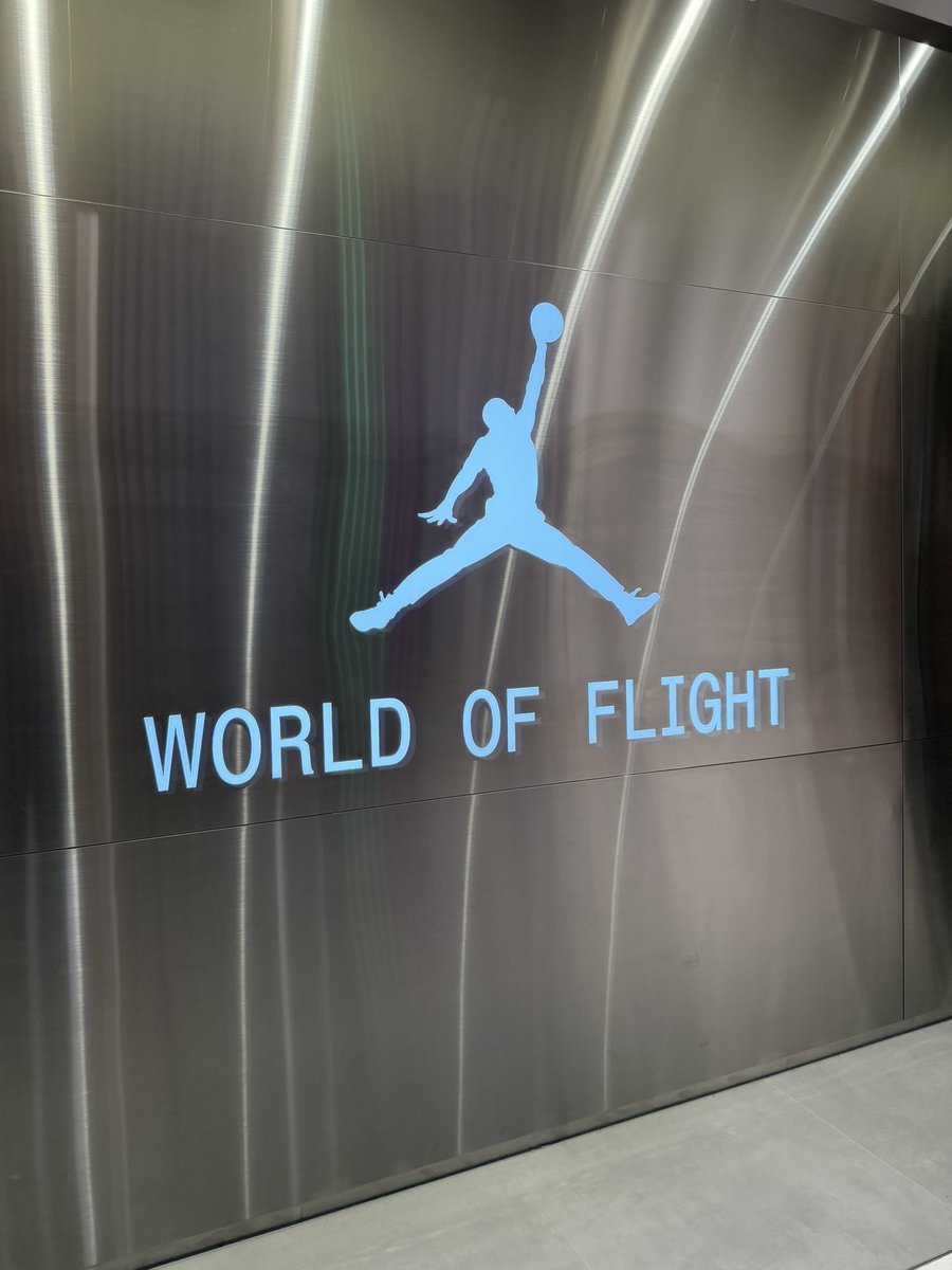 metallionhead's tweet photo. World of flight https://t.co/j2b1kM9XxP